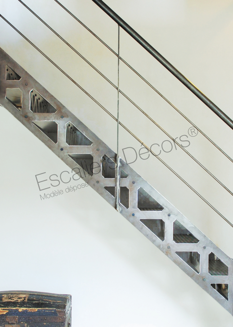 Photo DT36 - ESCA'DROIT® style San Francisco. Escalier droit intérieur métallique au design industriel. Vue 2